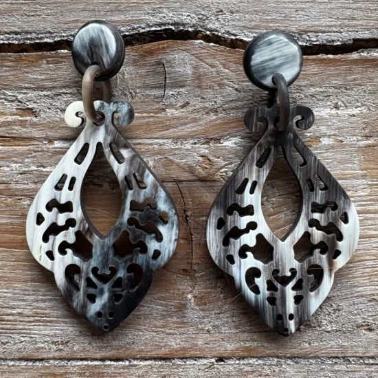 Sierlijk bewerkte buffelhoorn oorbellen 7.3x3.7 cm. Kleurvariaties. Matte finish. Lichtgewicht.