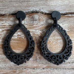 Prachtig bewerkte buffelhoorn oorbellen, zwart 8 x 4.4 cm, matte finish. Lichtgewicht.