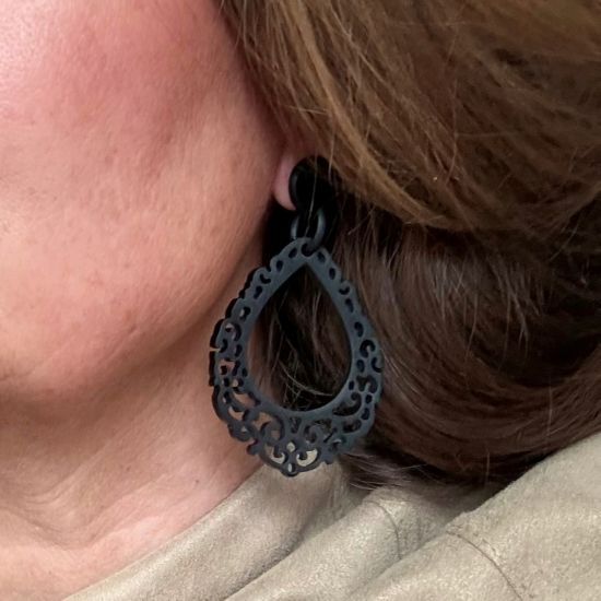 Prachtig bewerkte buffelhoorn oorbellen, zwart 8 x 4.4 cm, matte finish. Lichtgewicht.