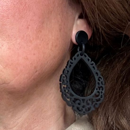 Prachtig bewerkte buffelhoorn oorbellen, zwart 8 x 4.4 cm, matte finish. Lichtgewicht.