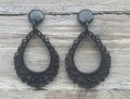Prachtig bewerkte buffelhoorn oorbellen, zwart 8.0x4.4 cm matt finish. Lichtgewicht.