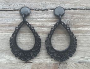 Prachtig bewerkte buffelhoorn oorbellen, zwart 8.0x4.4 cm matt finish. Lichtgewicht.