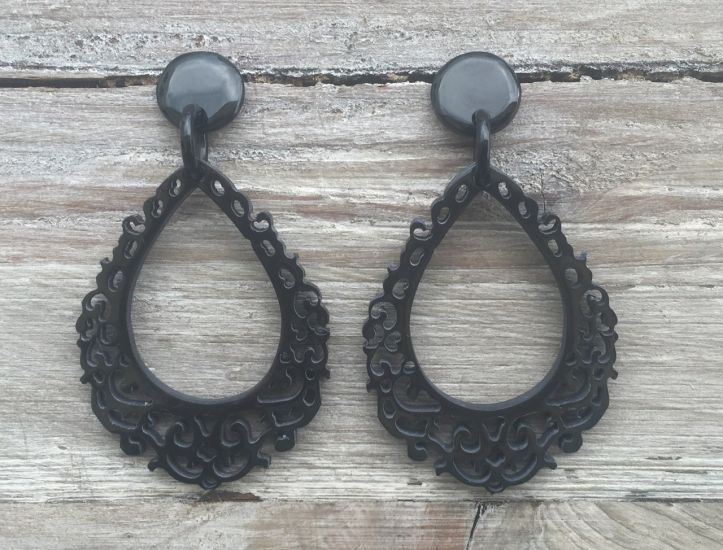 Prachtig bewerkte buffelhoorn oorbellen, zwart 8.0x4.4 cm matt finish. Lichtgewicht.