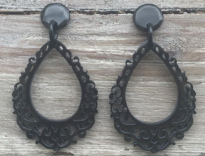 Prachtig bewerkte buffelhoorn oorbellen, zwart 8.0x4.4 cm matt finish. Lichtgewicht.