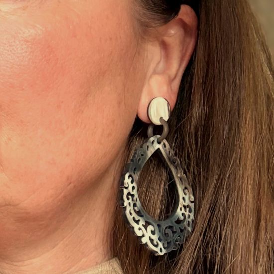 Sierlijk bewerkte buffelhoorn oorbellen, in donkere tintjes. 7.5 x 4.4 cm. Mat en lichtgewicht