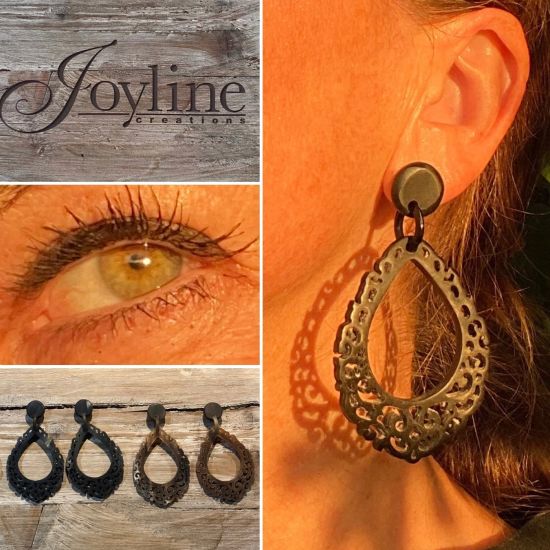 Sierlijk bewerkte buffelhoorn oorbellen, in donkere tintjes. 8x4.4 cm. Mat en lichtgewicht