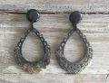 Sierlijk bewerkte buffelhoorn oorbellen, in donkere tintjes. 8x4.4 cm. Mat en lichtgewicht
