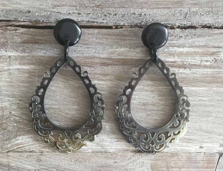 Sierlijk bewerkte buffelhoorn oorbellen, in donkere tintjes. 8x4.4 cm. Mat en lichtgewicht