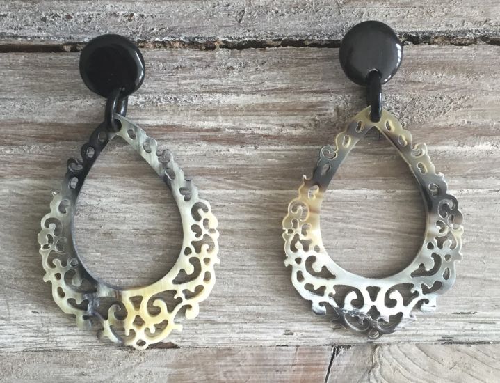 Sierlijk bewerkte buffelhoorn oorbellen, in donkere tintjes. 8x4.4 cm. Mat en lichtgewicht