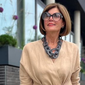 Stoere oorknopjes van geborsteld buffelhoorn, Grijze matte finish. Titanium pin & stopjes.