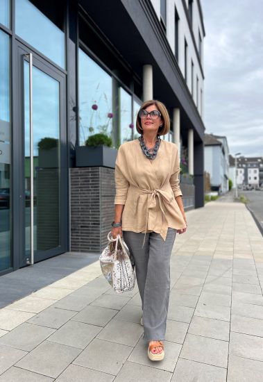 Stoere oorknopjes van geborsteld buffelhoorn, Grijze matte finish. Titanium pin & stopjes.