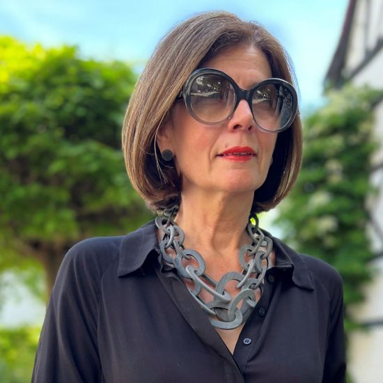 Stoere oorknopjes van geborsteld buffelhoorn, Grijze matte finish. Titanium pin & stopjes.