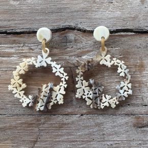 Buffelhoorn bloemen oorbellen 7.5 x 5.2cm. Lichte gevarieerde tintjes, matte finish.  Lichtgewicht.