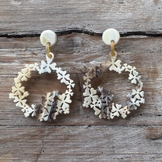 Buffelhoorn bloemen oorbellen 7.5 x 5.2cm. Lichte gevarieerde tintjes, matte finish.  Lichtgewicht.