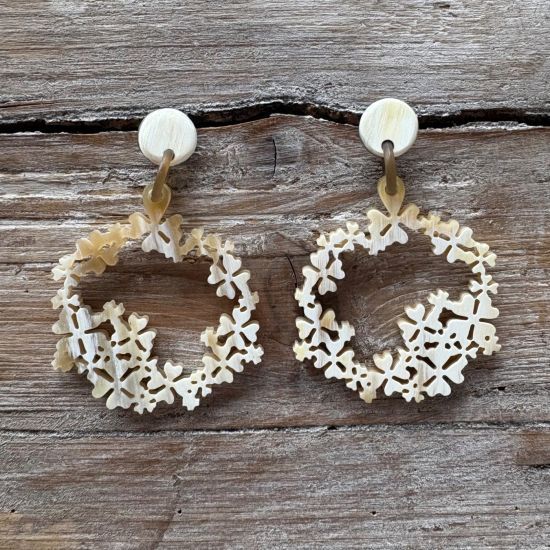 Buffelhoorn bloemen oorbellen 7.5 x 5.2cm. Lichte gevarieerde tintjes, matte finish.  Lichtgewicht.