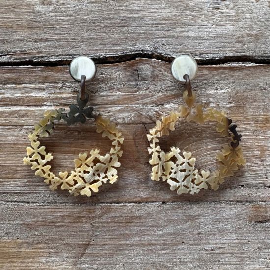 Buffelhoorn bloemen oorbellen 7.5 x 5.2cm. Lichte gevarieerde tintjes, matte finish.  Lichtgewicht.