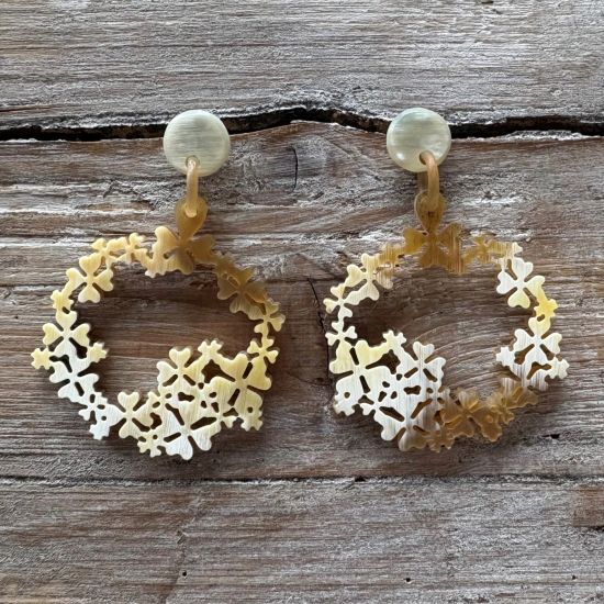 Buffelhoorn bloemen oorbellen 7.5 x 5.2cm. Lichte gevarieerde tintjes, matte finish.  Lichtgewicht.