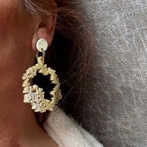 Buffelhoorn bloemen oorbellen 7.5 x 5.2cm. Lichte gevarieerde tintjes, matte finish. Lichtgewicht.