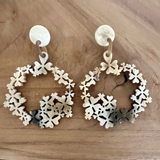 Buffelhoorn bloemen oorbellen 7.5 x 5.2cm. Lichte gevarieerde tintjes, matte finish.  Lichtgewicht.