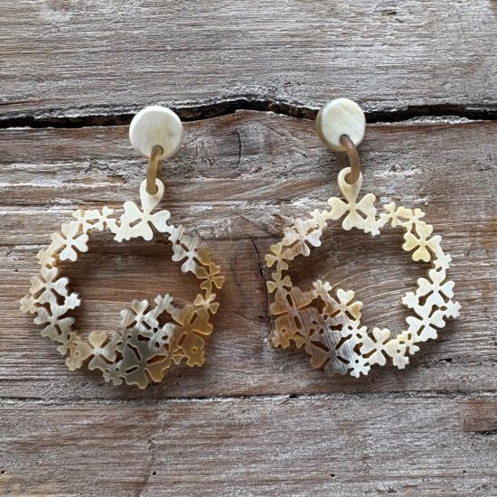 Buffelhoorn bloemen oorbellen 7.5 x 5.2cm. Lichte gevarieerde tintjes, matte finish.  Lichtgewicht.