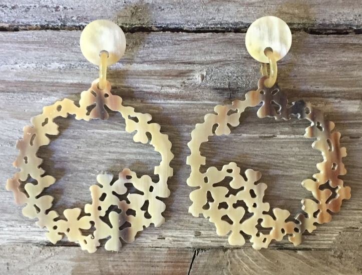 Buffelhoorn bloemen oorbellen 7.5 x 5.2cm. Lichte gevarieerde tintjes, matte finish.  Lichtgewicht.