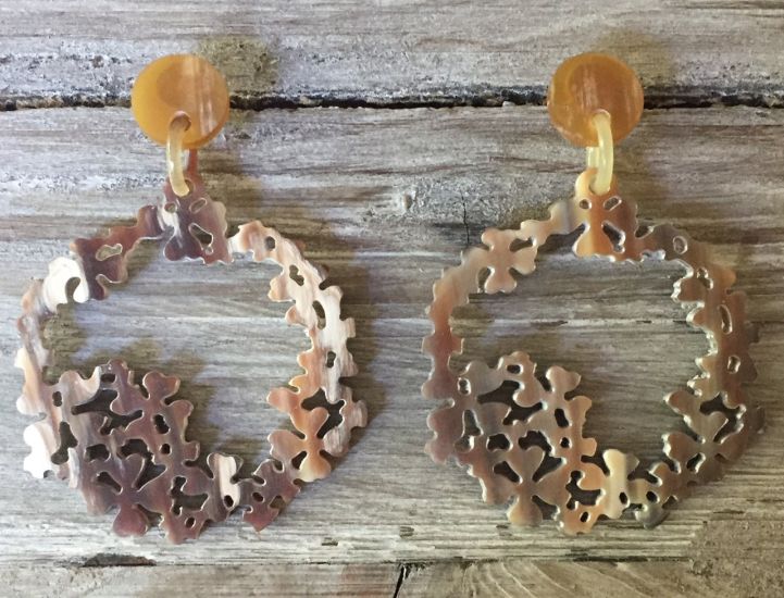 Buffelhoorn bloemen oorbellen 7.5 x 5.2cm. Lichte gevarieerde tintjes, matte finish.  Lichtgewicht.