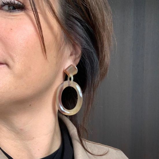 Handgemaakte buffelhoorn oorbellen. 4.5x3,9cm Matte finish. Lichtgewicht.