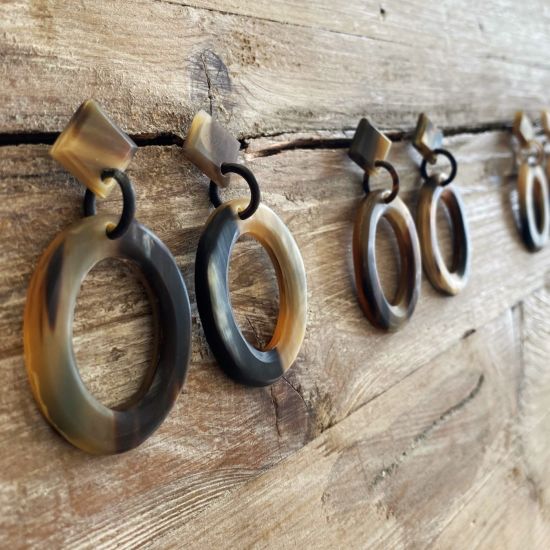 Handgemaakte buffelhoorn oorbellen. 4.5x3,9cm Matte finish. Lichtgewicht.