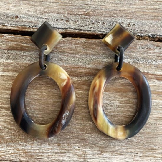 Handgemaakte buffelhoorn oorbellen. 4.5x3,9cm Matte finish. Lichtgewicht.