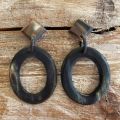 Handgemaakte buffelhoorn oorbellen. 4.5x3,9cm Matte finish. Lichtgewicht.