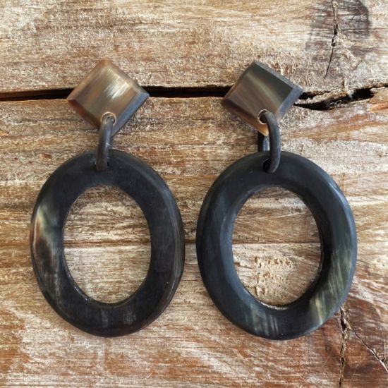 Handgemaakte buffelhoorn oorbellen. 4.5x3,9cm Matte finish. Lichtgewicht.