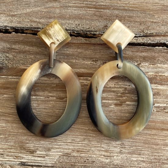 Handgemaakte buffelhoorn oorbellen. 4.5x3,9cm Matte finish. Lichtgewicht.