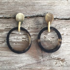 Buffelhoorn oorbelletjes in een organische vorm. Mat.