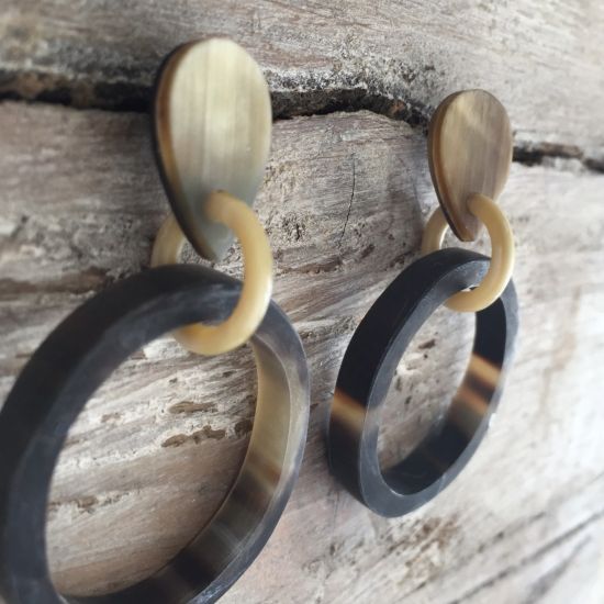 Buffelhoorn oorbelletjes in een organische vorm. Mat.