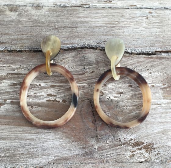Buffelhoorn oorbelletjes in een organische vorm. Mat.
