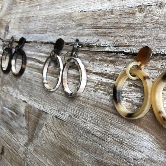 Buffelhoorn oorbelletjes in een organische vorm. Mat.