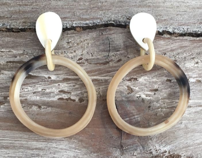 Buffelhoorn creooltjes. Gemengde kleurtjes, stud druppelvormig