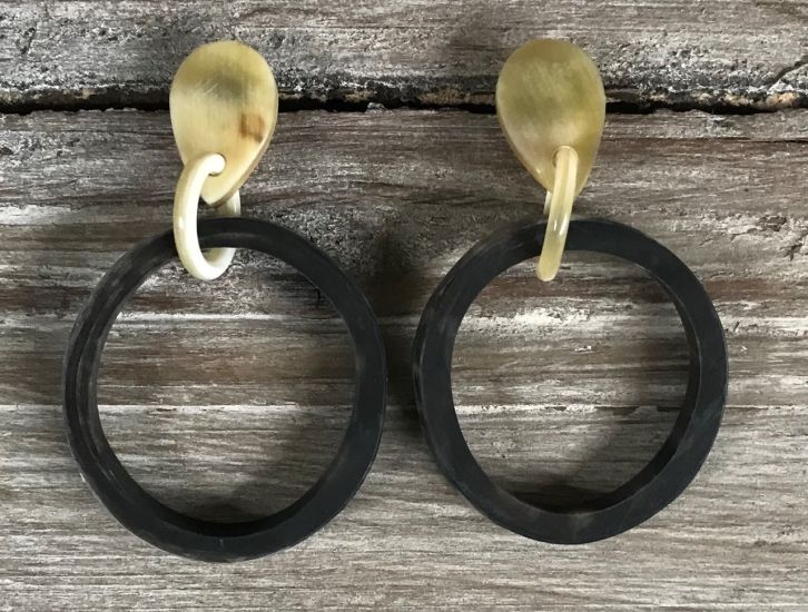 Buffelhoorn creooltjes. Gemengde kleurtjes, stud druppelvormig