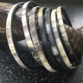 Armbanden buffelhoorn 7 stuks. S, M, L. Breedte 5mm, matte finish. Zeer licht in gewicht.