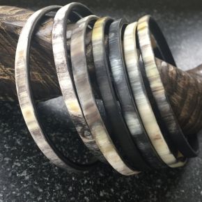 Armbanden buffelhoorn 7 stuks. S, M, L. Breedte 5mm, matte finish. Zeer licht in gewicht.