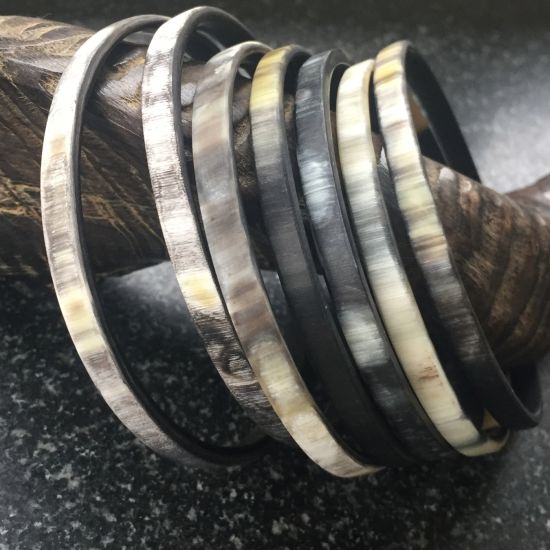Armbanden buffelhoorn 7 stuks. S, M, L. Breedte 5mm, matte finish. Zeer licht in gewicht.