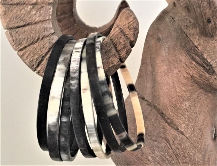 Armbanden buffelhoorn 7 stuks. S, M, L. Breedte 5mm, matte finish. Zeer licht in gewicht.