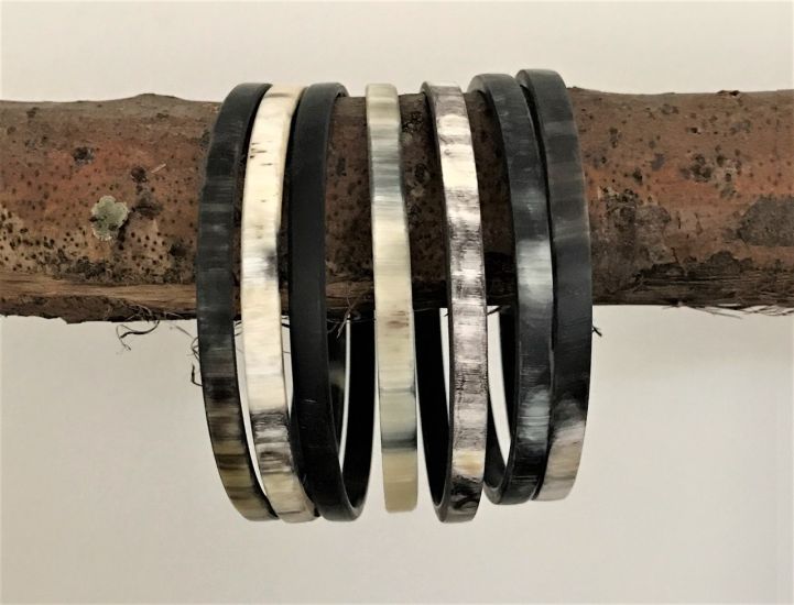Armbanden buffelhoorn 7 stuks. S, M, L. Breedte 5mm, matte finish. Zeer licht in gewicht.