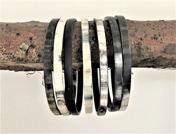 Armbanden buffelhoorn 7 stuks. S, M, L. Breedte 5mm, matte finish. Zeer licht in gewicht.