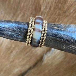 Handgemaakte buffelhoorn ring, zwart/naturel dik 0.3-0.4 cm glans finish. Lichtgewicht.