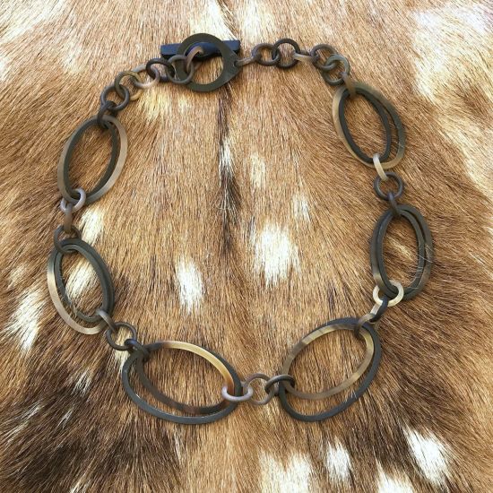 Sierlijk buffelhoorn collier. Gemixte tintjes. Matte finish. Lichtgewicht. Lengte: 62 cm.