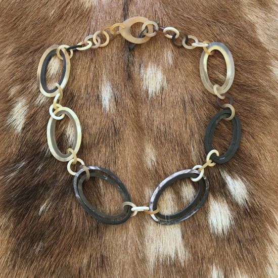 Sierlijk buffelhoorn collier. Gemixte tintjes. Matte finish. Lichtgewicht. Lengte: 62 cm.