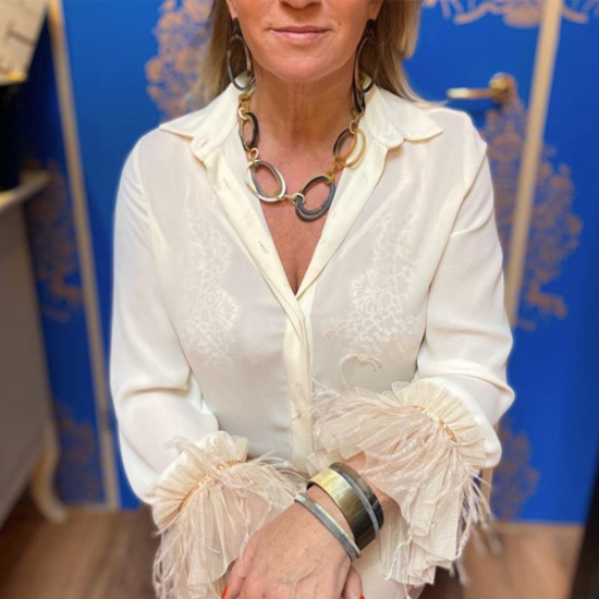 Sierlijk buffelhoorn collier. Gemixte tintjes. Matte finish. Lichtgewicht. Lengte: 62 cm.