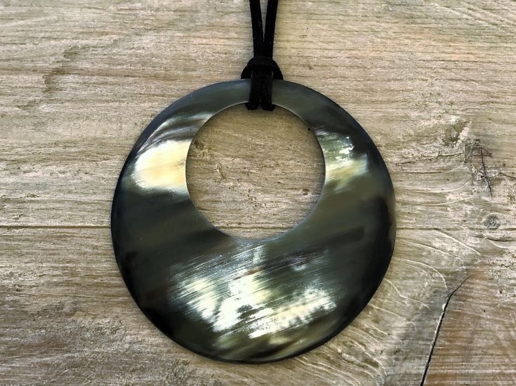 Superstoere hanger buffelhoorn. 8 cm. Gevarieerde kleuren Matte finish, lichtgewicht. 100cm koord.