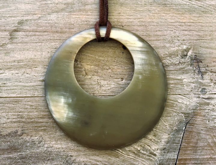 Superstoere hanger buffelhoorn. 8 cm. Gevarieerde kleuren Matte finish, lichtgewicht. 100cm koord.